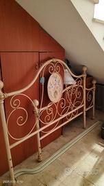 Camera da letto con reti a doghe