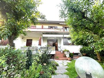 VILLA A SCHIERA A BRESCIA