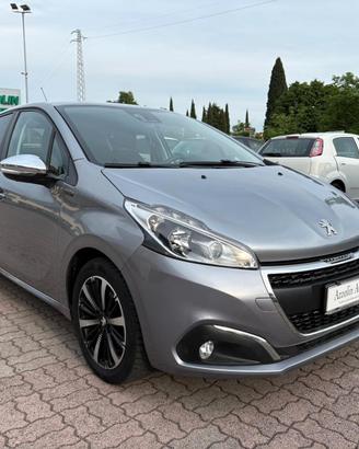 PEUGEOT 208 1.2 BENZ KM 49.066 SI A NEOPATENTATI