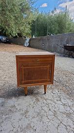 Mobiletto vintage in legno con cassetto e anta