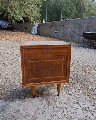 Mobiletto vintage in legno con cassetto e anta