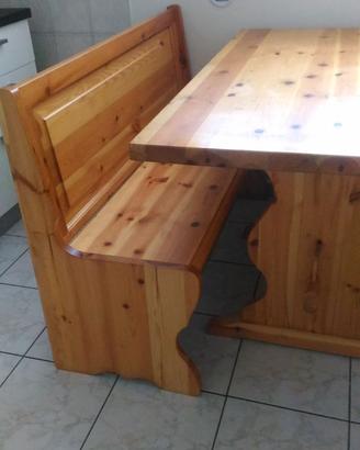 Tavolo con cassapanca e 2 sedie