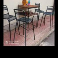 Tavolo e sgabelli Bar