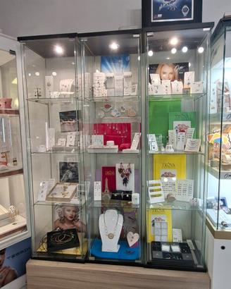 3 vetrine da esposizione con luci