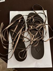 scarpe tipo sandalo con lunghi nastri.