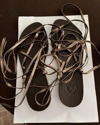 scarpe tipo sandalo con lunghi nastri.