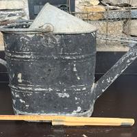Antico innaffiatoio in ferro