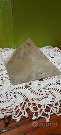 Grande piramide di quarzo ialino
