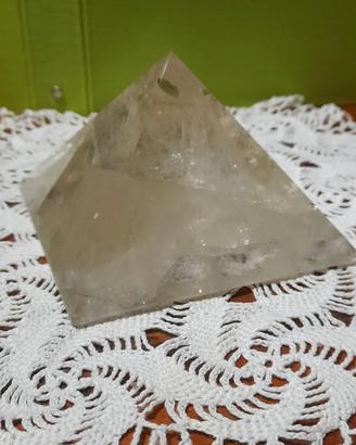 Grande piramide di quarzo ialino