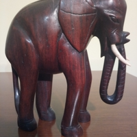Elefante africano scolpito in legno