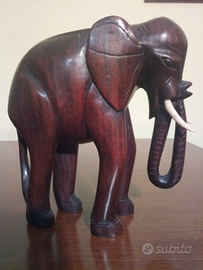 Elefante africano scolpito in legno