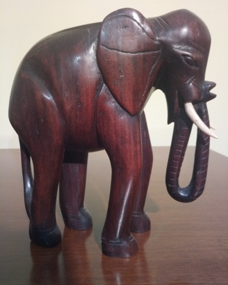 Elefante africano scolpito in legno