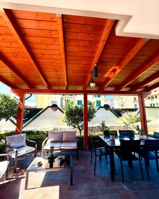 Tettoia Pergola in Legno Massello Addossata