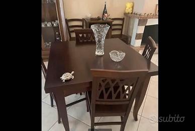 Tavolo con quattro sedie