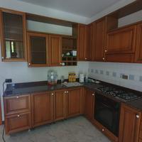 Cucina in buono stato con ante in rovere massello