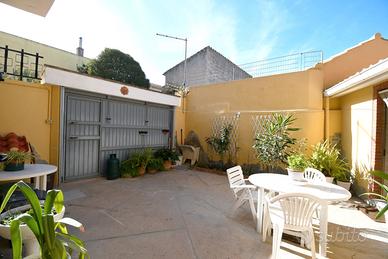 Indipendente bi-livelli con cortitle e terrazza