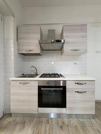 Cucina con forno e cappa + Frigorifero