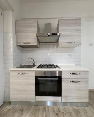 Cucina con forno e cappa + Frigorifero