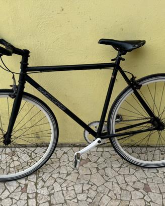 Bici a scatto fissa nera