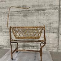 Culla vintage in legno vimini per bambole an