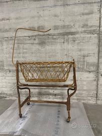 Culla vintage in legno vimini per bambole an