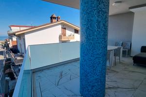 Ampio balcone vista mare
