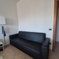 Divano letto in ecopelle nera