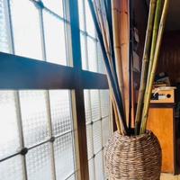 Vaso decorativo in banano con canne di bambu