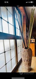 Vaso decorativo in banano con canne di bambu