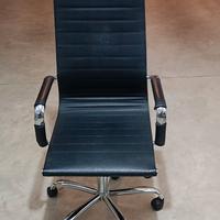 Poltrona da ufficio in pelle nera con rotelle