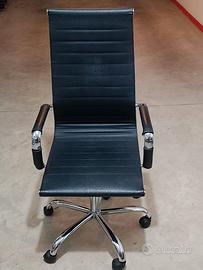 Poltrona da ufficio in pelle nera con rotelle