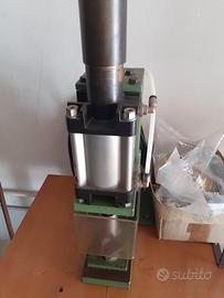 pressa pneumatica  per occhielli  o angoli