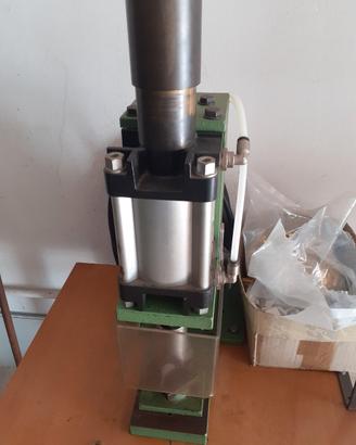 pressa pneumatica  per occhielli  o angoli