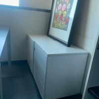 Cassettiera bianca da scrivania, con rotelle