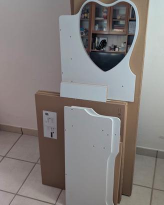 Postazione trucco com specchio a cuore e sgabello