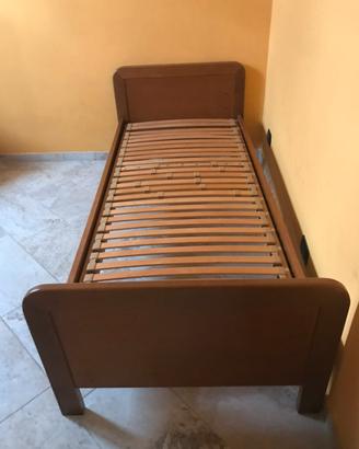 Cameretta: letto singolo, scrivania e cassettiera