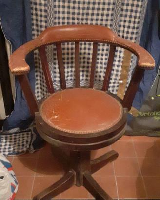 Poltroncina girevole vecchia marina da restaurare