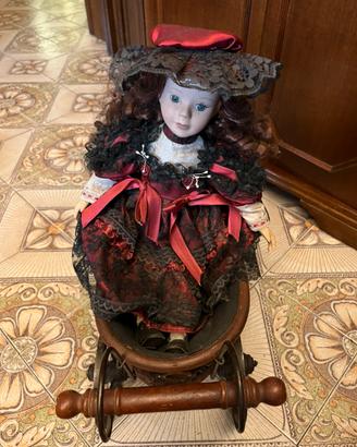 Bambola in ceramica con carrozzina