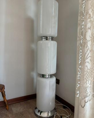 Lampada da terra design in vetro opalino bianco