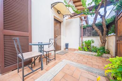 VILLA A SCHIERA A ROMA