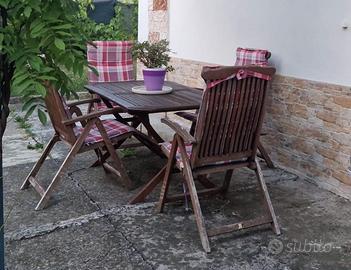 Tavolo da giardino in legno con sedie