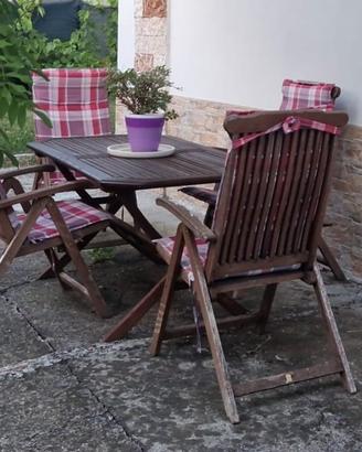 Tavolo da giardino in legno con sedie