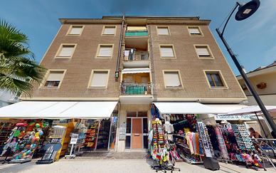 INTERO STABILE FRONTE MARE