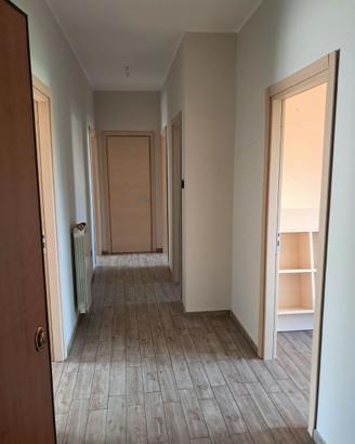 Appartamento con 3 camere, bagno, cucina e camerin