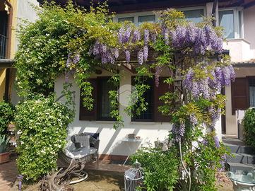 VILLA A SCHIERA A GUSSAGO