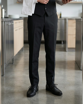 Scarpe e pantaloni divisa cameriere – alberghiera