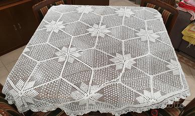 Centro tavola ricamato a mano 