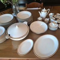 Servizio completo di piatti e tazzine porcellana