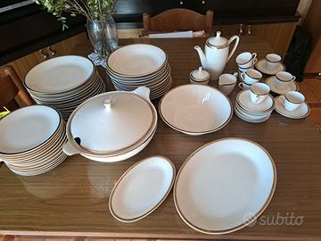 Servizio completo di piatti e tazzine porcellana