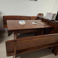 Tavolo con panca e sedie